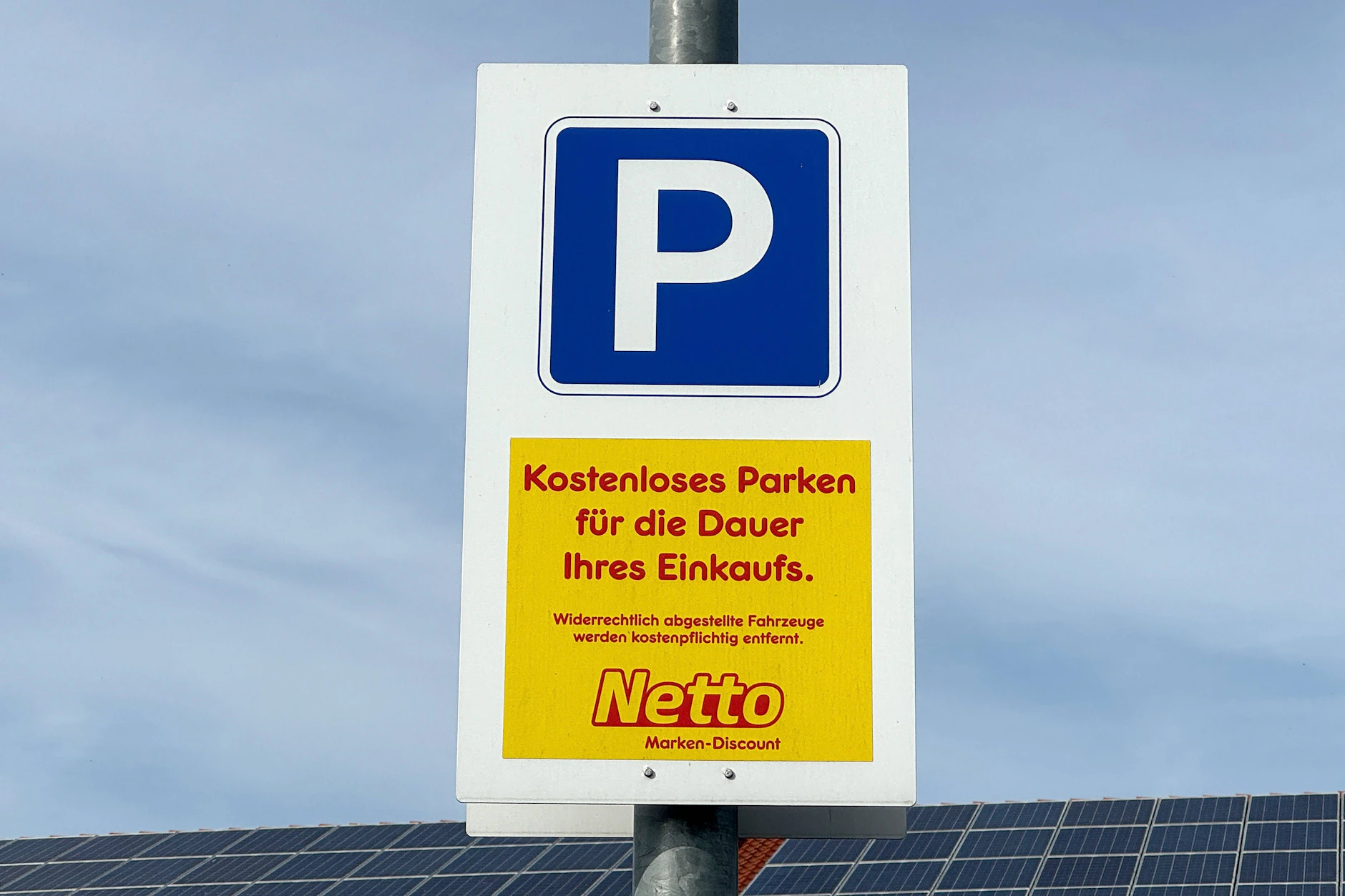 Während der Öffnungszeiten bleibt das Parken bei Netto kostenlos für Kunden – abends werden die freien Plätze jetzt an Anwohner vermietet.