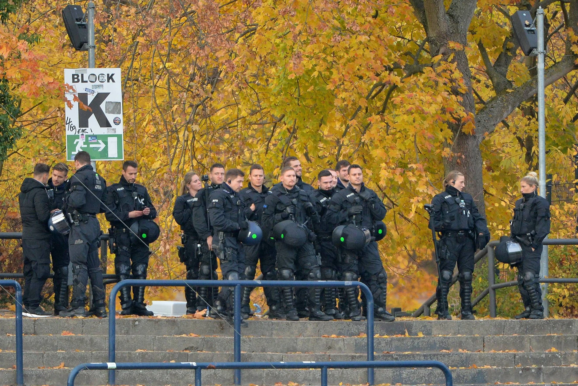 Polizisten beim Einsatz im Potsdamer Karl-Liebknecht-Stadion.