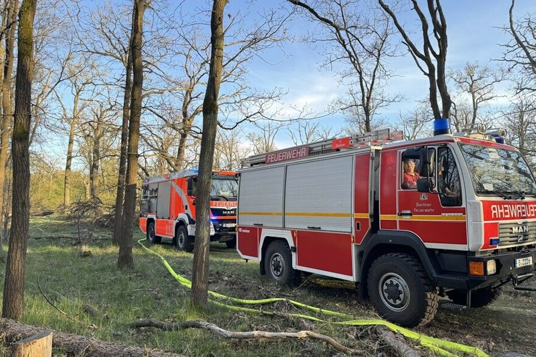 Auch in Spandau hat es gebrannt. Die Feuerwehr musste an einem abgelegenen Waldstück anrücken.