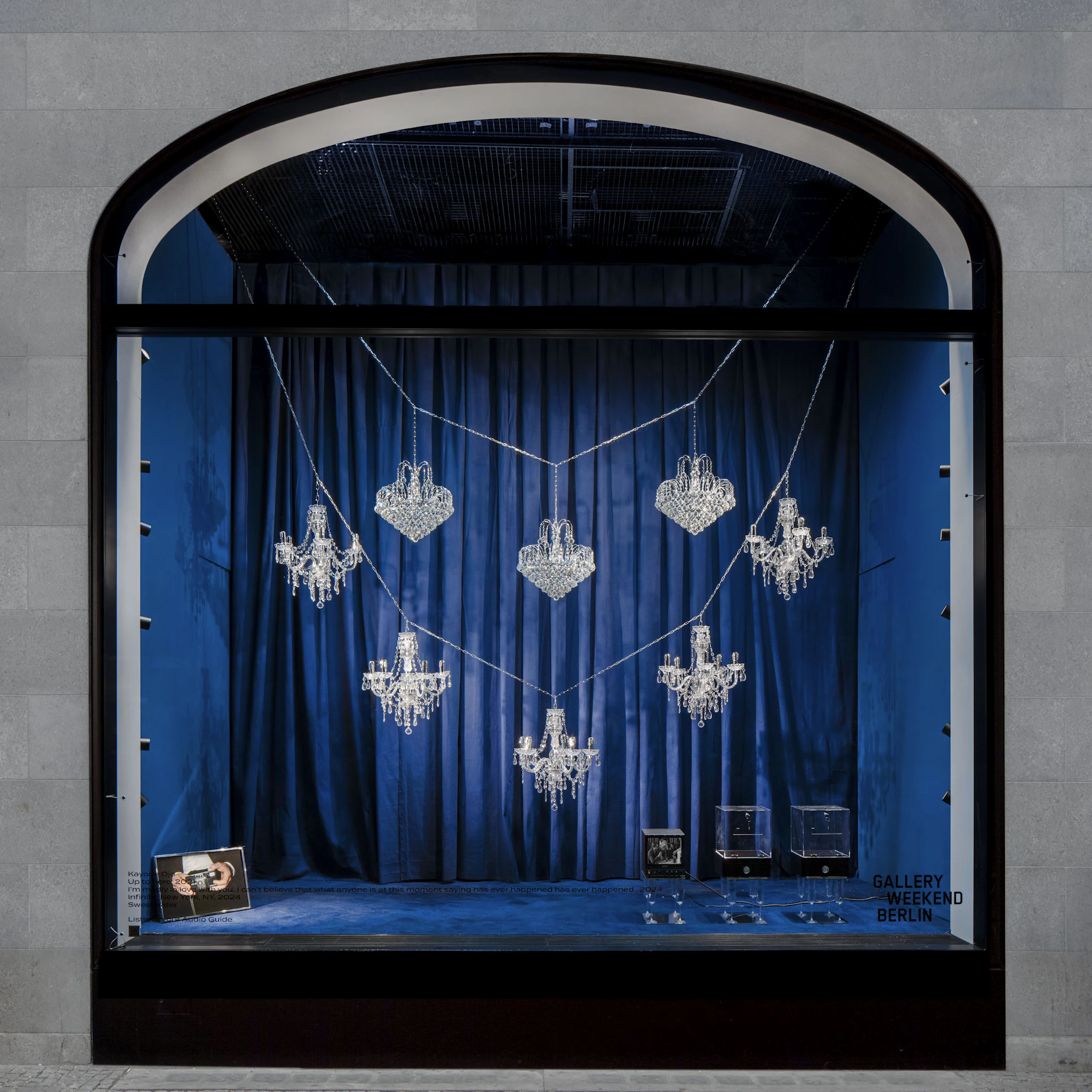 Kommt besonders bei Nacht zur Geltung: Das Schaufenster ist gestaltet vom Künstler Kayode Ojo, vertreten durch die Sweetwater Gallery.