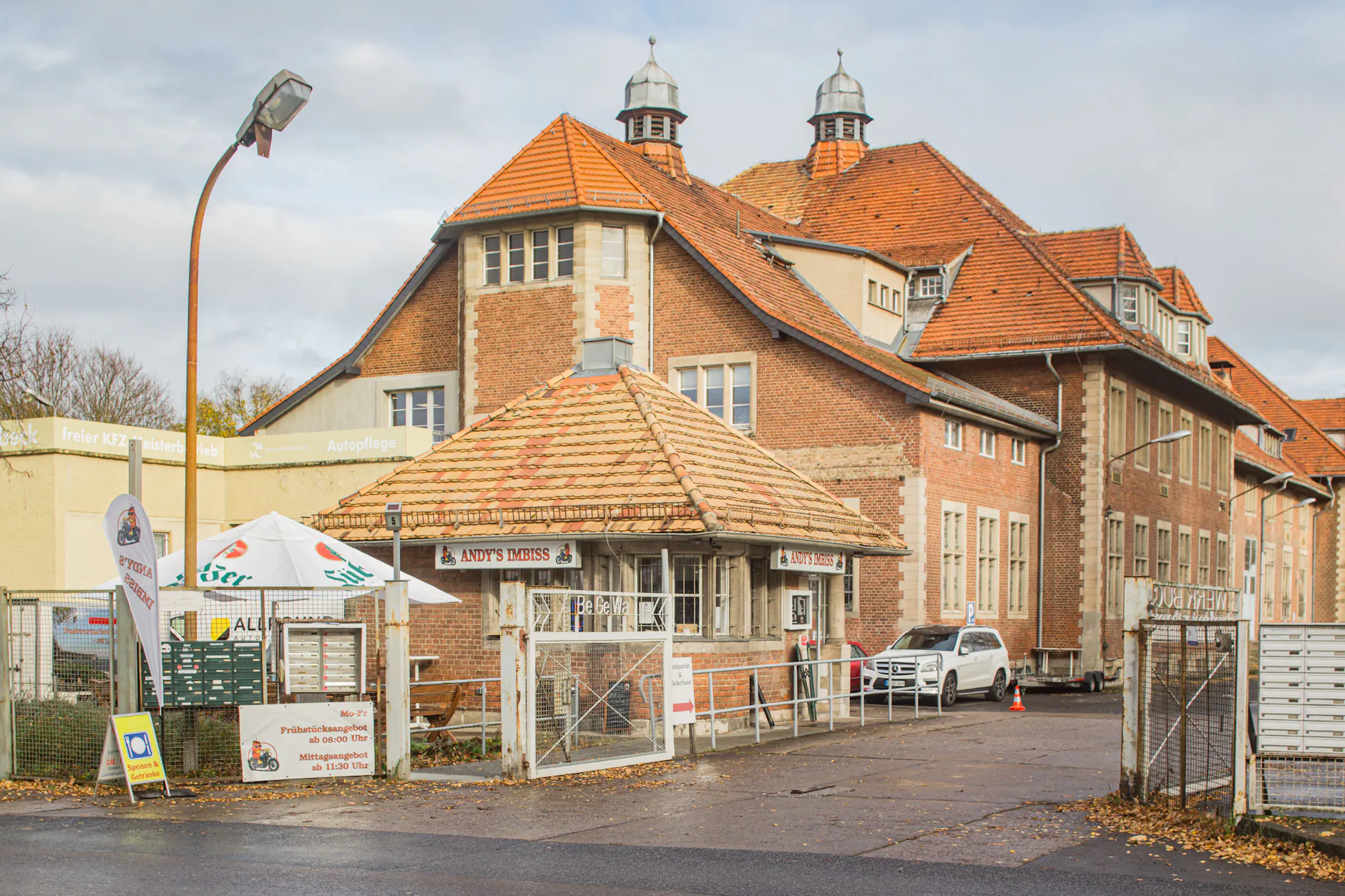 Historische Kulisse mit Frühstücksangebot: Andy’s Imbiss in Buch