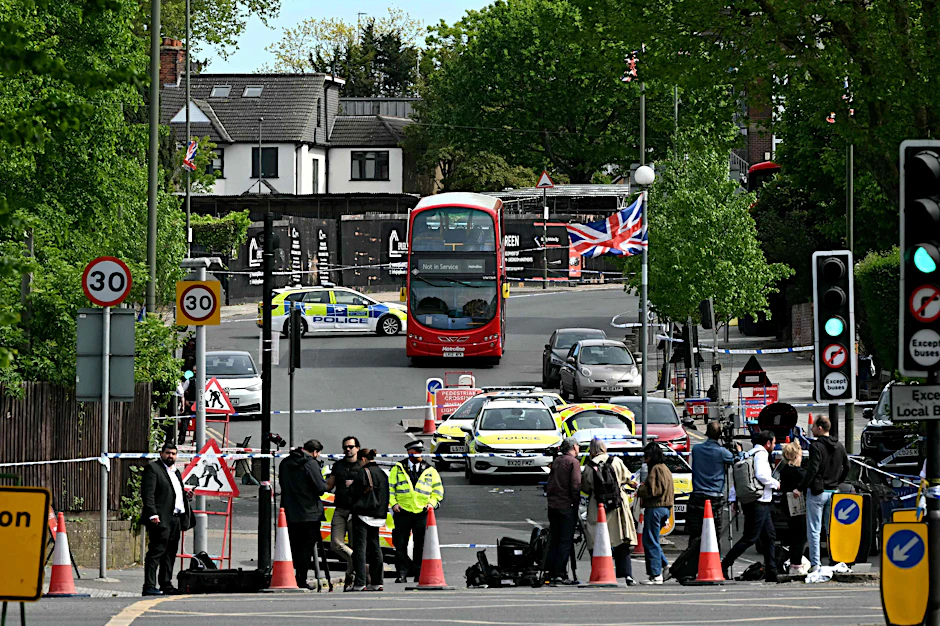 Presse und Polizei an einer polizeilichen Absperrung im Londoner Stadtteil Golders Green, nachdem zwei Personen niedergestochen wurden und ein Verdächtiger festgenommen worden ist.