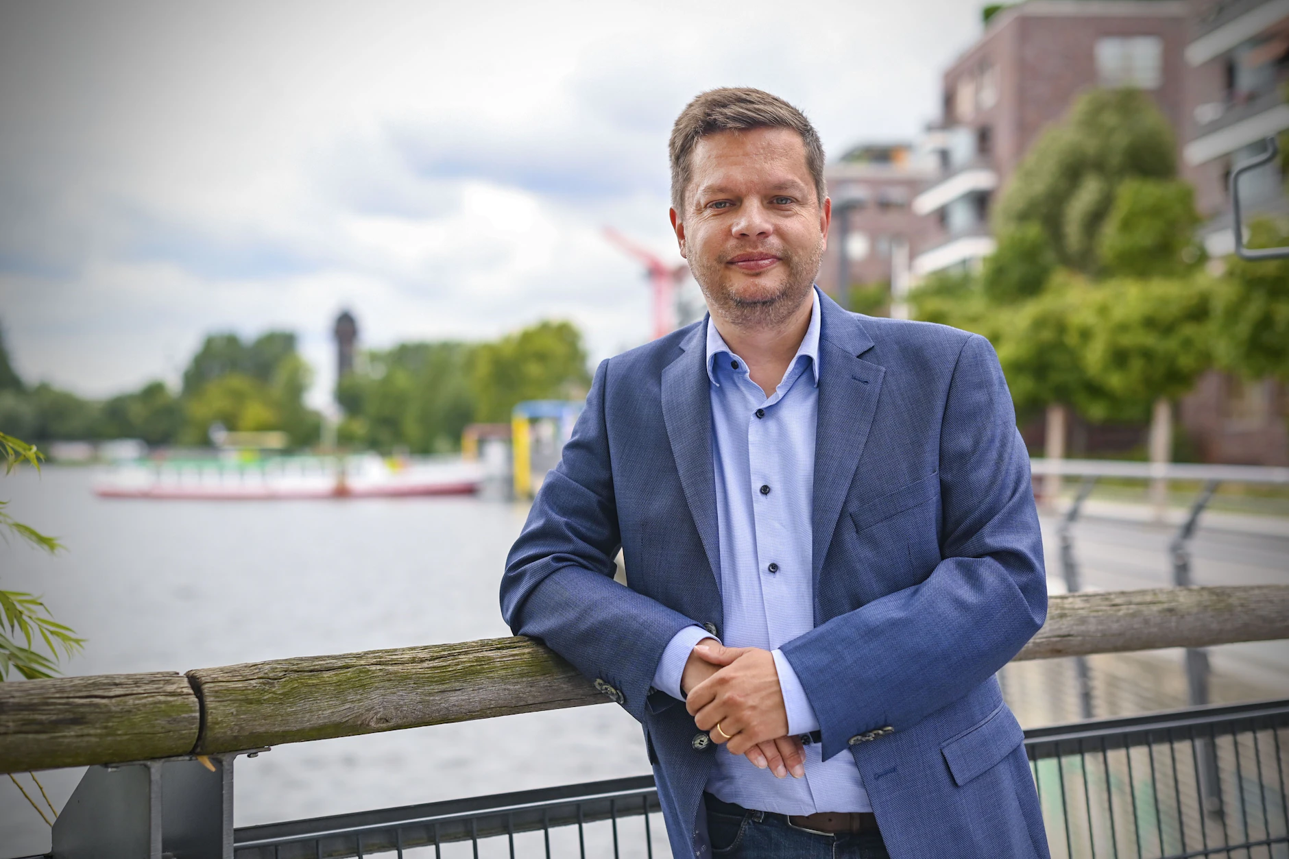 Bezirksbürgermeister Martin Schaefer übernimmt zur Eröffnung persönlich einen Kassenjob bei Lidl – der Erlös geht an einen lokalen Sportverein.