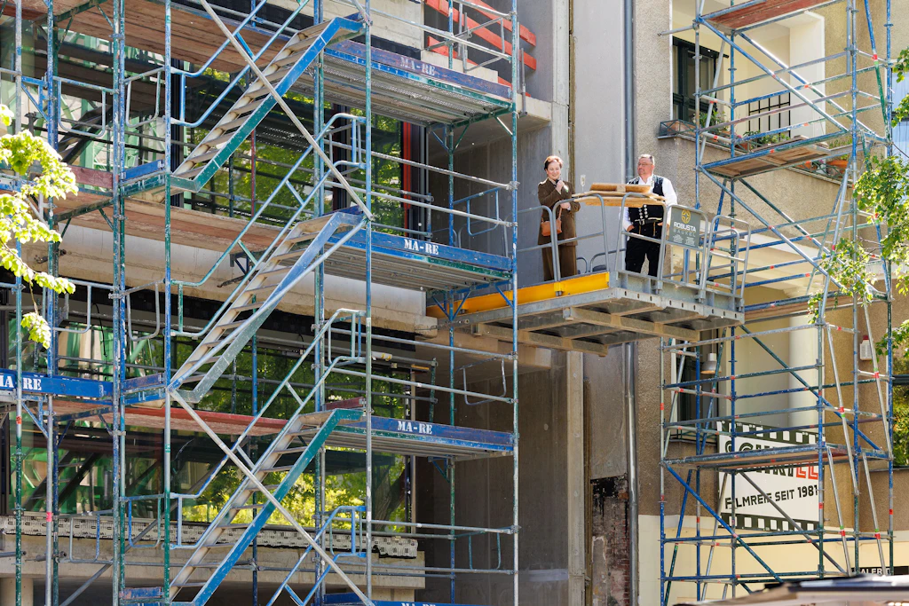 VBKI-Geschäftsführerin Ute Weiland spricht auf einer Plattform der Baustelle beim Richtfest für den Neubau des VBKI.