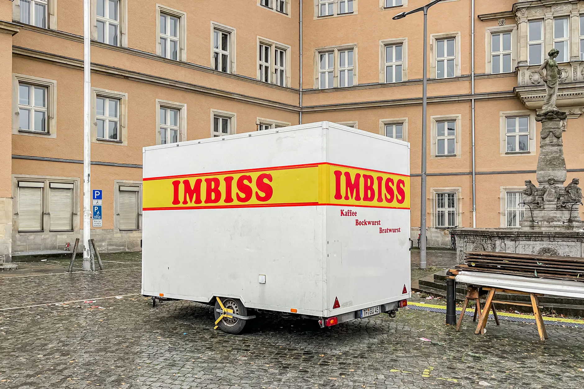 Hoch auf dem weißen Wagen: am Hanna-Renate-Laurien-Platz in Lankwitz
