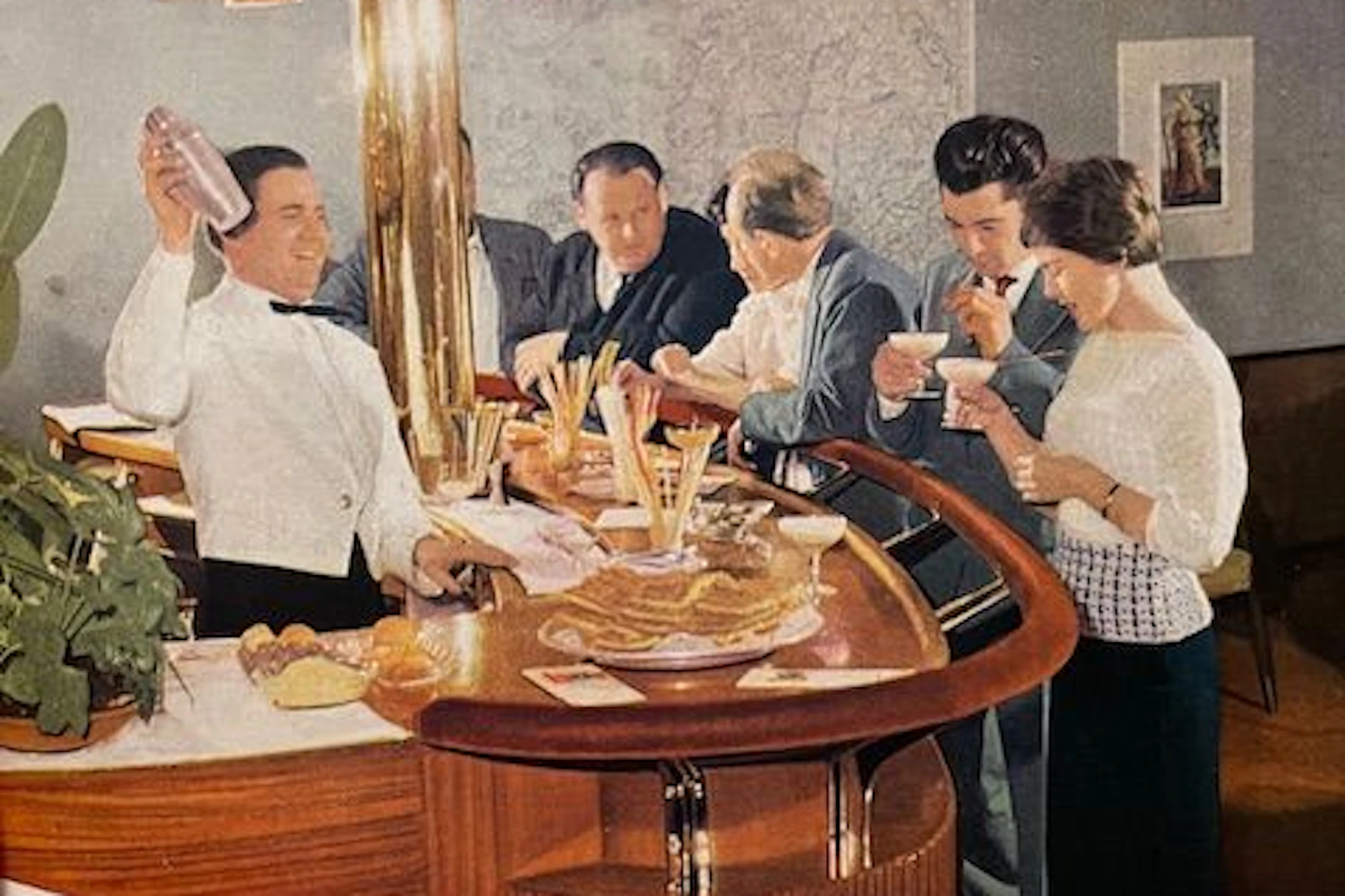 Die Bar auf dem „DDR-Traumschiff“ lockt jeden Abend viele Gäste an.