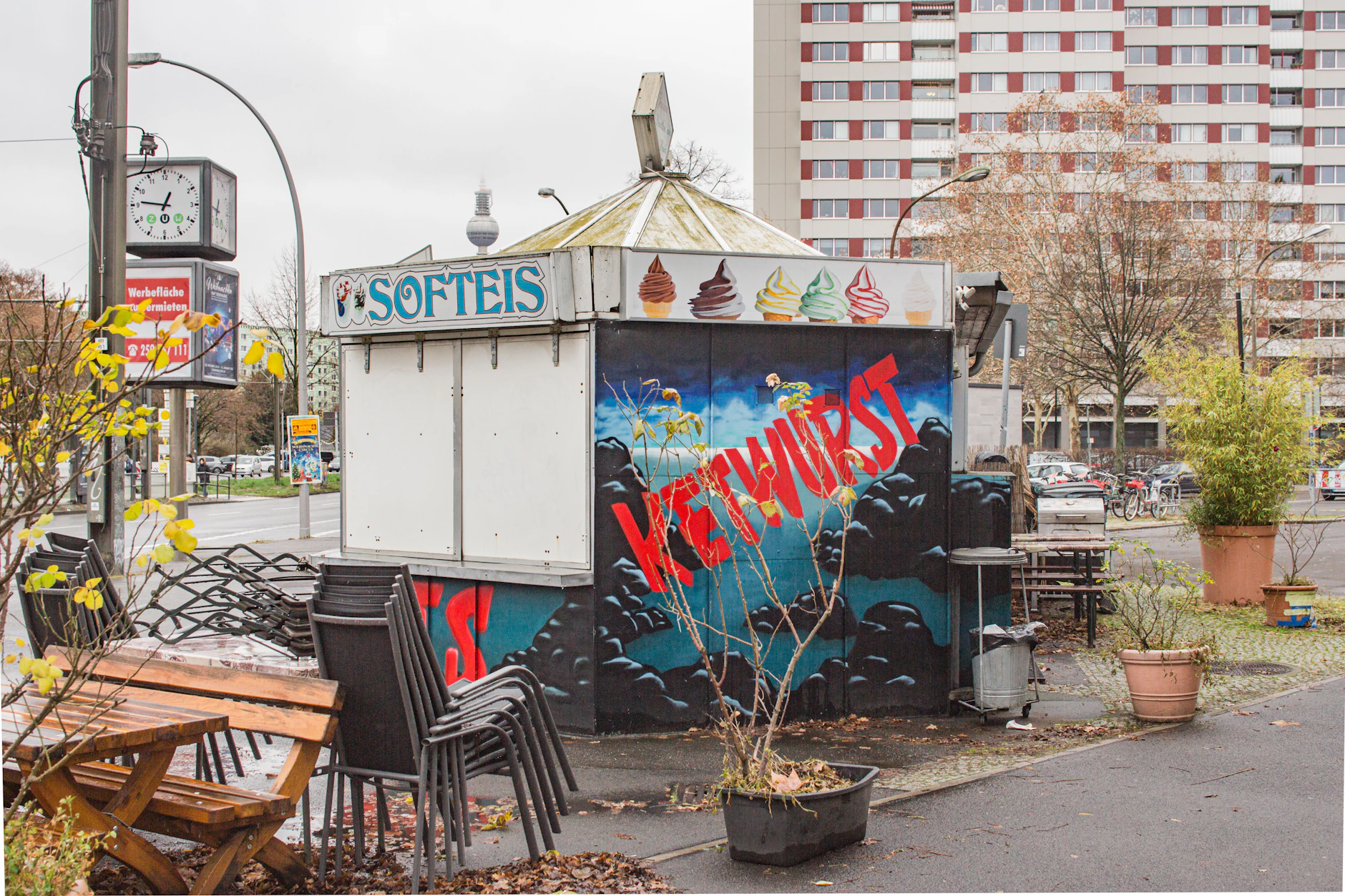 Eis oder Ketwurst, das ist hier die Frage: am Platz der Vereinten Nationen in Friedrichshain.