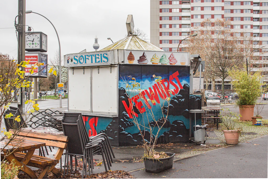 Eis oder Ketwurst, das ist hier die Frage: am Platz der Vereinten Nationen in Friedrichshain.