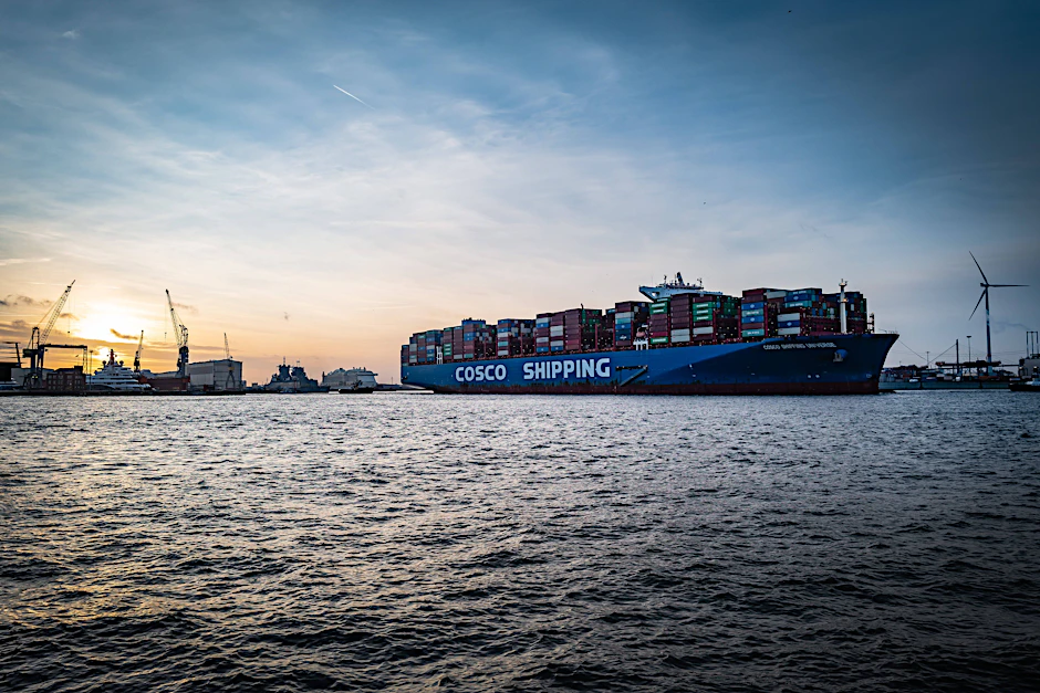 Ein Containerschiff der COSCO Shipping aus China am Hamburger Hafen