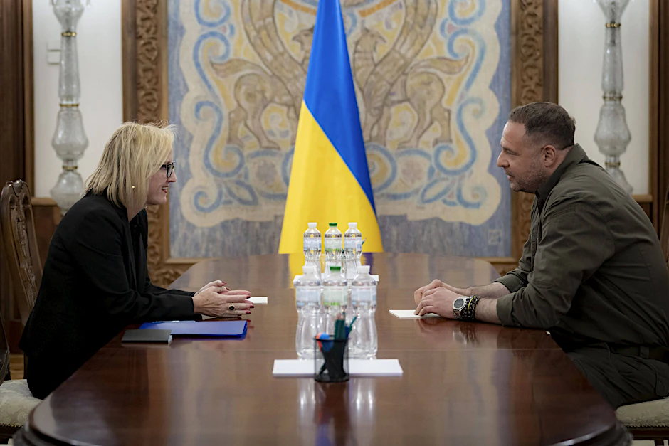 Der ukrainische Leiter des Präsidialamts Andrij Jermak (rechts) bei einem Treffen mit der US-Botschafterin in der Ukraine, Julie Davis im Mai 2025