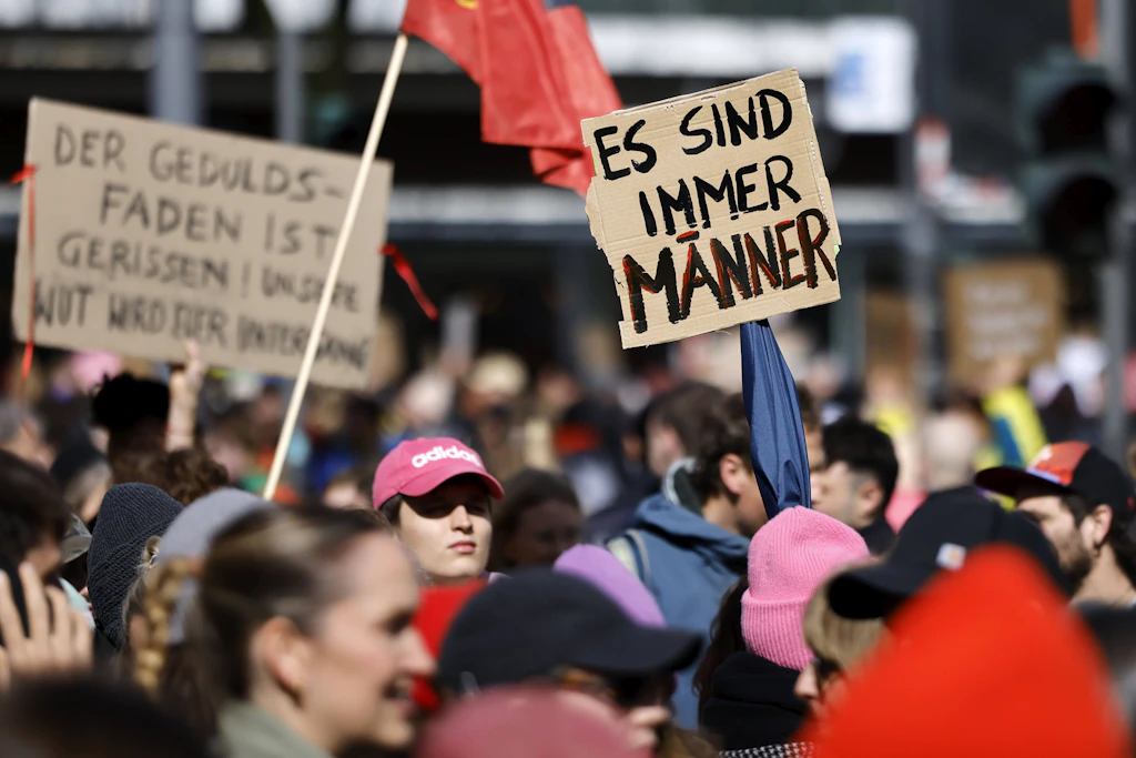 Mehrere tausend Menschen nehmen an einer Demonstration teil.