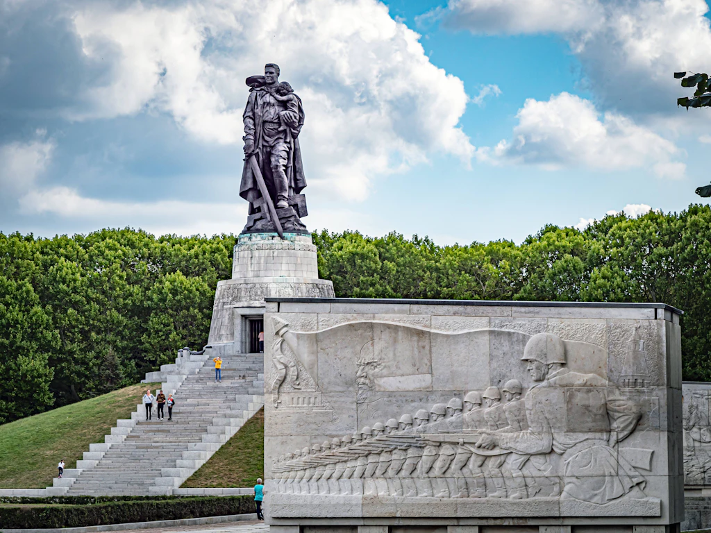 Gedenkstätte Sowjetisches Ehrenmal Berlin-Treptow. Die Bilderzählung vom Soldaten mit einem geretten deutschen Mädchen hat einen realen Hintergrund: Es geschah am Landwehrkanal