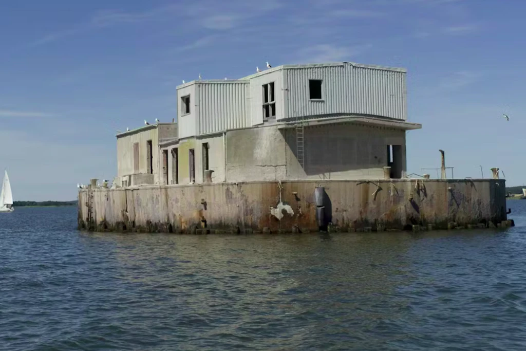 Geheime DDR-Anlage im Meer: Diese Lost-Place-Plattform vor Rügen kommt unter den Hammer