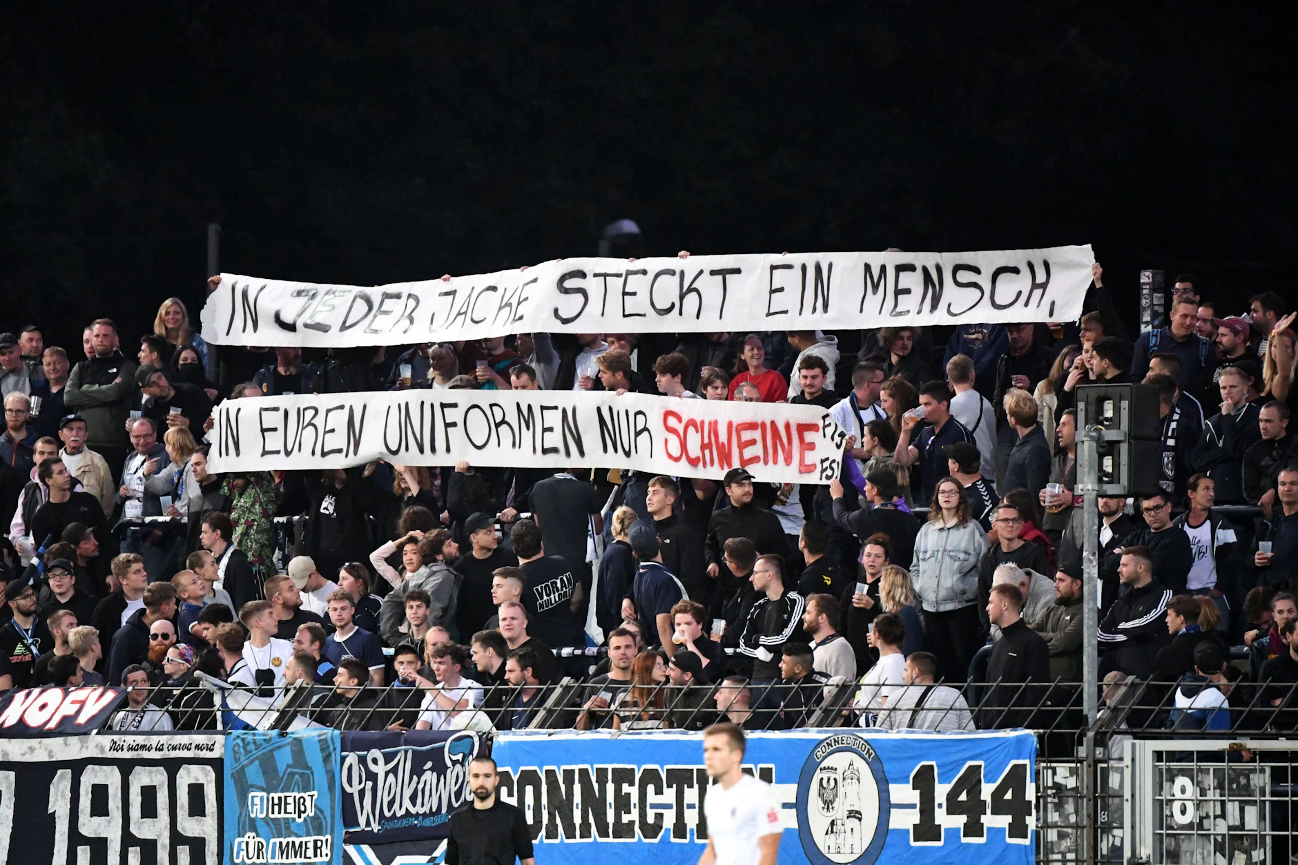 Im August 2021 zeigten Babelsberg-Fans dieses Spruchband: „In jeder Jacke steckt ein Mensch, in euren Uniformen nur Schweine.“