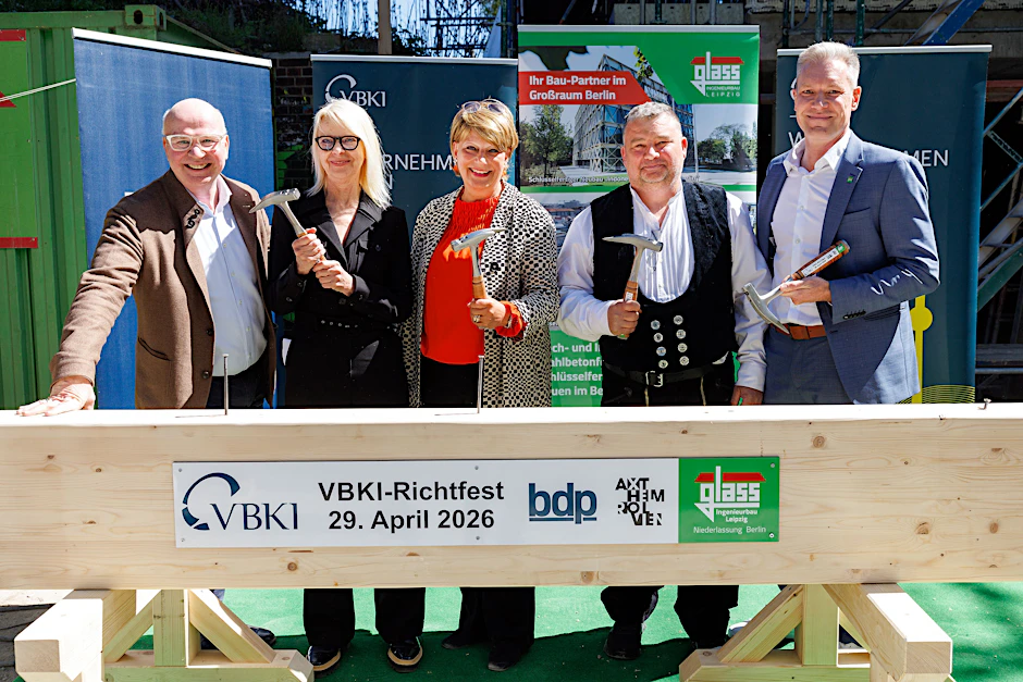 VBKI-Präsident Marcus Voigt und Baupartner beim Einschlagen von Nägeln anlässlich des Richtfests des neuen VBKI-Standorts in Berlin-Charlottenburg.