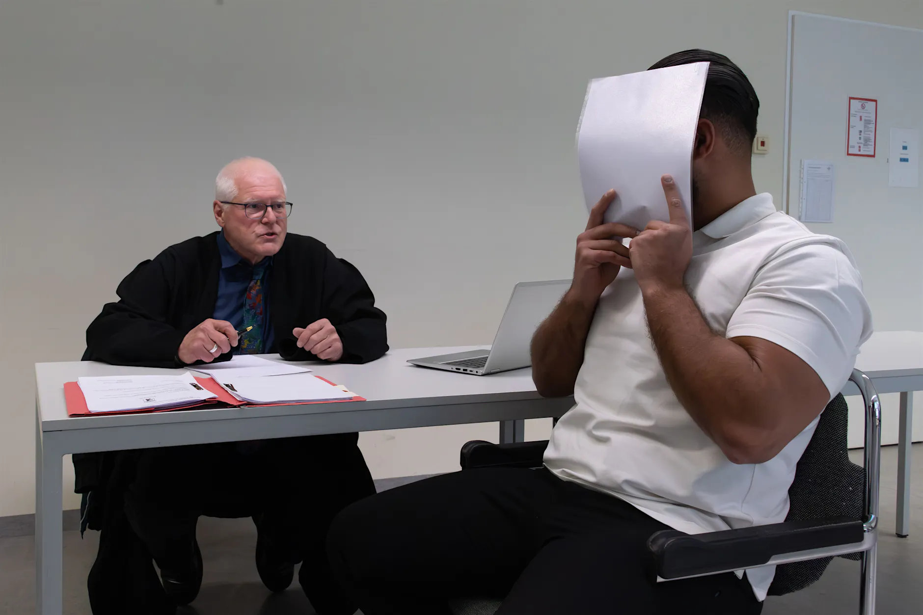 Geldtransporter-Fake: Fahrer täuscht Raub von 409.000 Euro vor