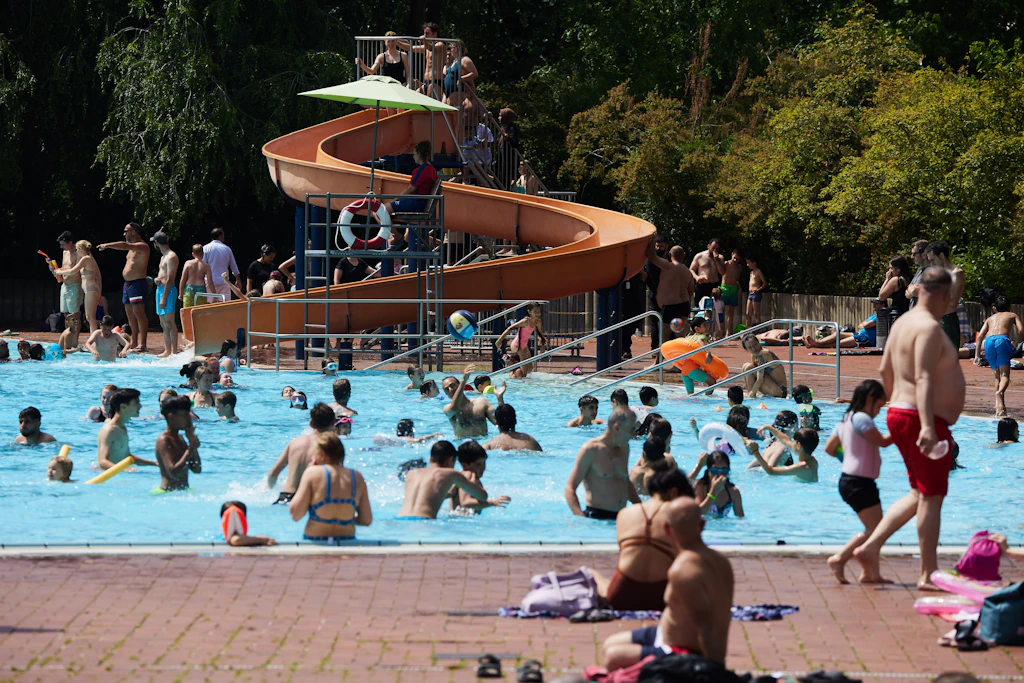 Schneller ins Schwimmbad: Berlin startet Freibad-Saison mit neuen Express-Eingängen
