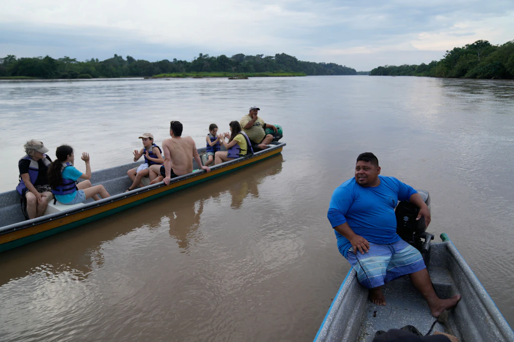 Puerto Triunfo: Carlos Diaz, Fischer und Reiseleiter, steuert ein Touristenboot auf einem Nilpferd-Beobachtungsausflug entlang des Magdalena-Flusses.