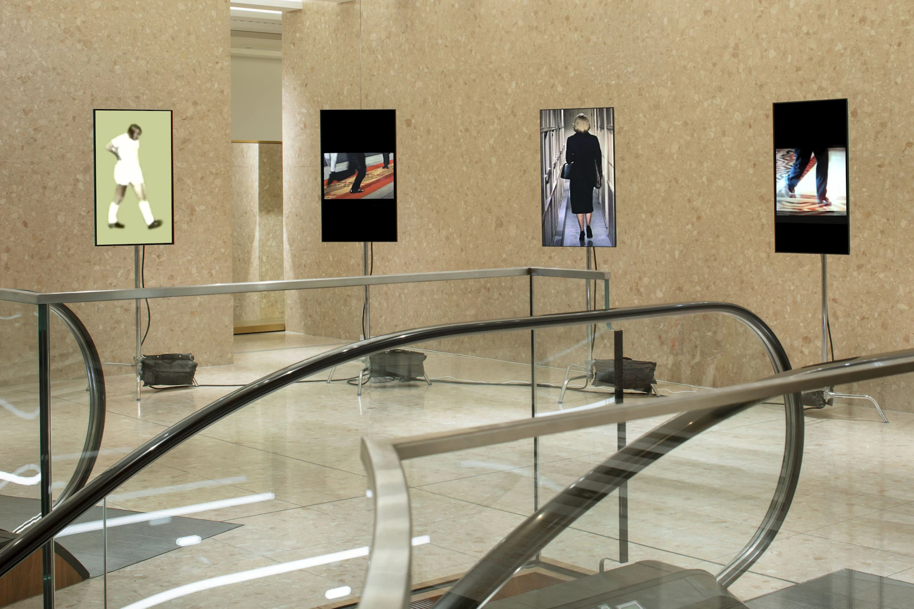 Auf der zweiten Etage wird man dieser Tage von einer Installation von Heiner Franzen empfangen, vertreten durch die Ebensperger Gallerie.