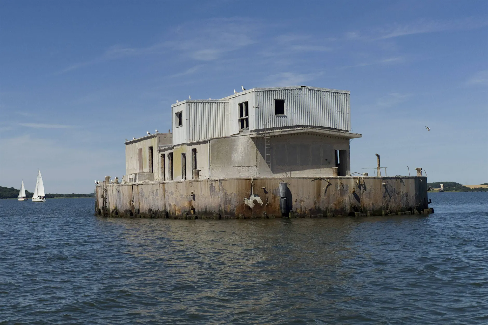 DDR‑Geisterinsel vor Rügen: Verfallene Militärstation kommt unter den Hammer