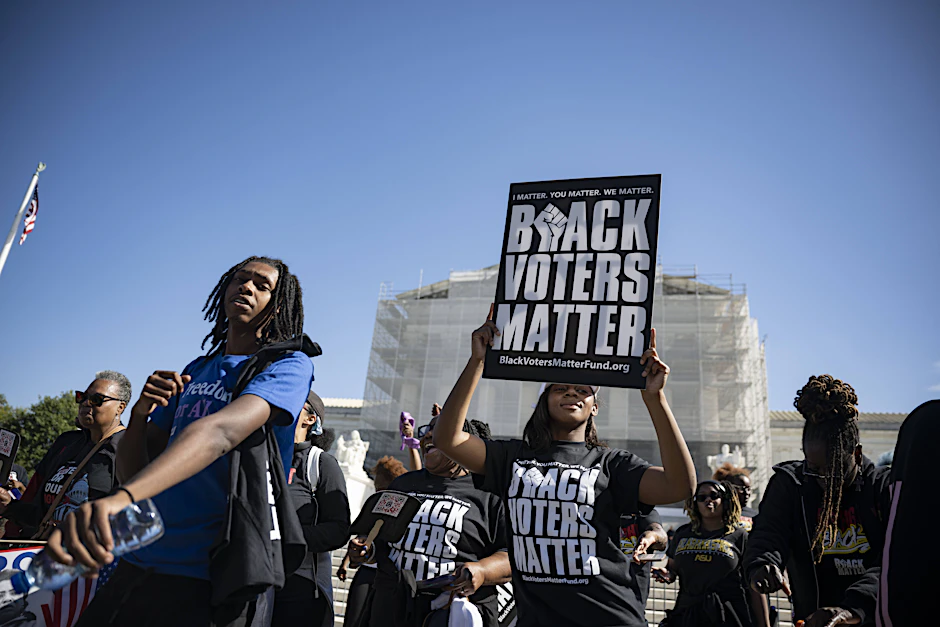 Demonstranten vor dem Supreme Court in Washington protestieren für den Schutz von Minderheitenwahlrechten in den USA.