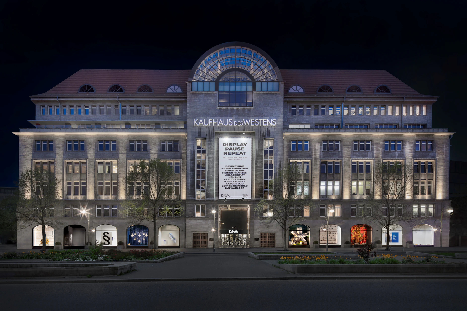 Das Gallery Weekend Berlin 2026 findet vom 1. bis 3. Mai 2026 statt, das KaDeWe gibt sich schon jetzt im neuen, künstlerischen Look.