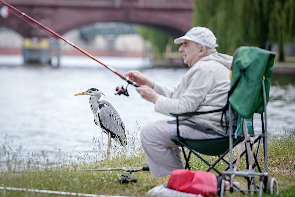 Ein Angler sitzt am Ufer der Spree nahe der Oberbaumbrücke. Ab dem 1. Mai darf in der Hauptstadt wieder der Hecht geangelt werden.