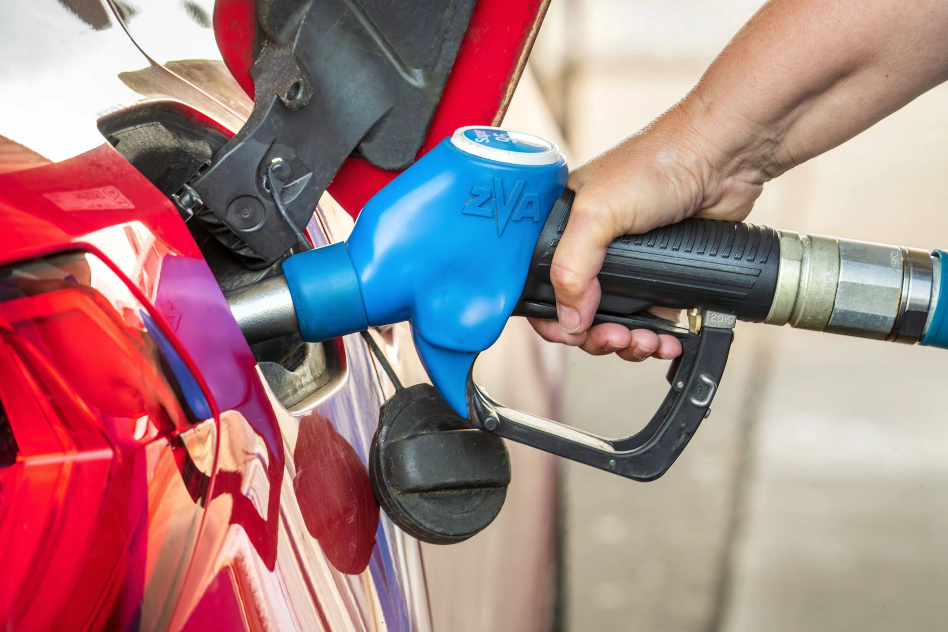 Experten gehen nicht davon aus, dass man am 1. Mai gleich für fast 17 Cent weniger pro Liter tanken kann.