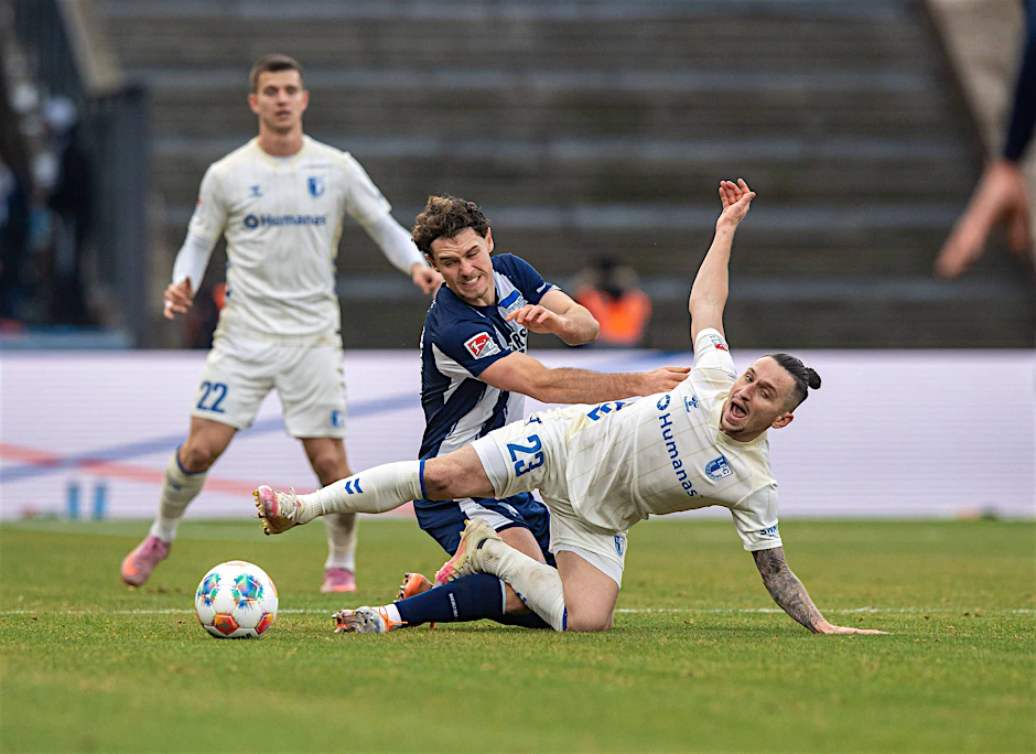 Der 1. FC Magdeburg kämpft um den Klassenerhalt. Gegen Hertha BSC brauchen Baris Atik (r.) und Co. dringend die nächsten Punkte.