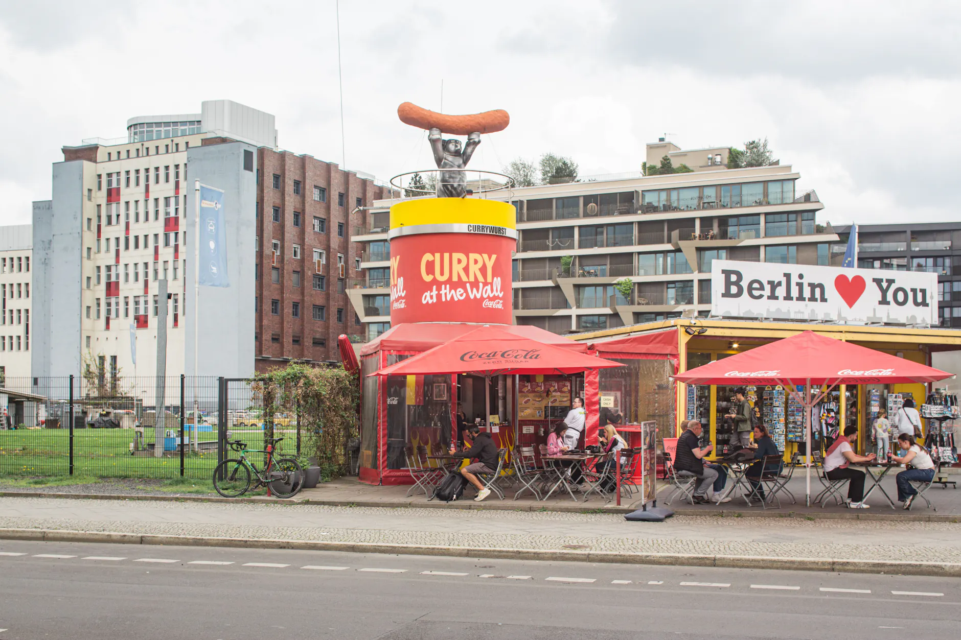 Wer Currywurst am Checkpoint Charlie verkauft, kommt um Mauerfolklore nicht herum.