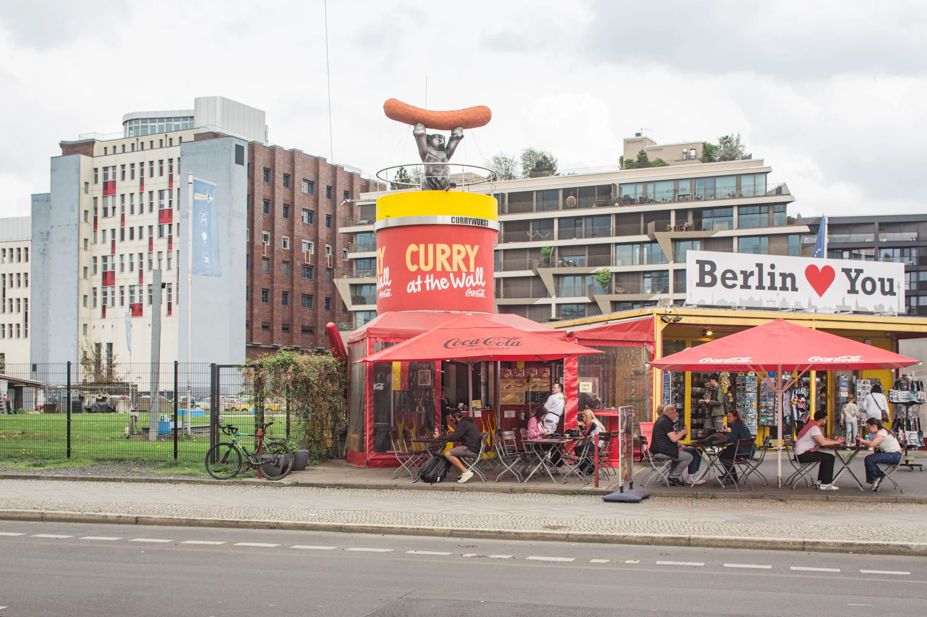 Wer Currywurst am Checkpoint Charlie verkauft, kommt um Mauerfolklore nicht herum.