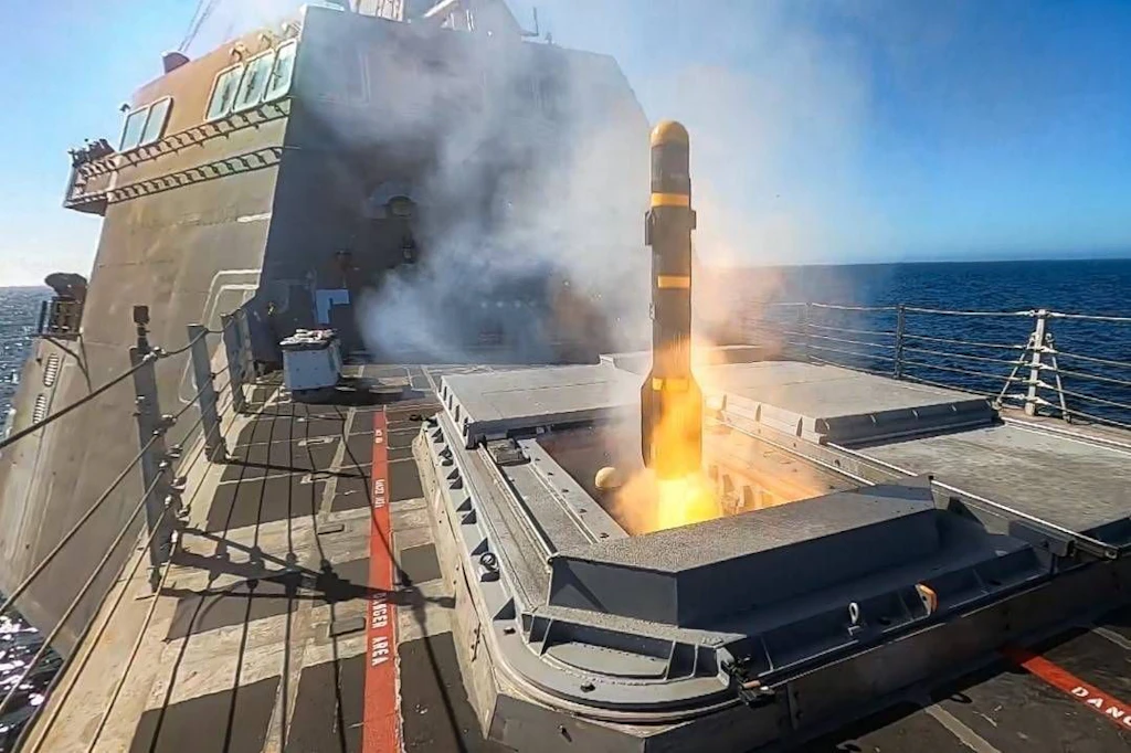 Eine AGM-114L Longbow Hellfire wird von der USS Montgomery abgefeuert.