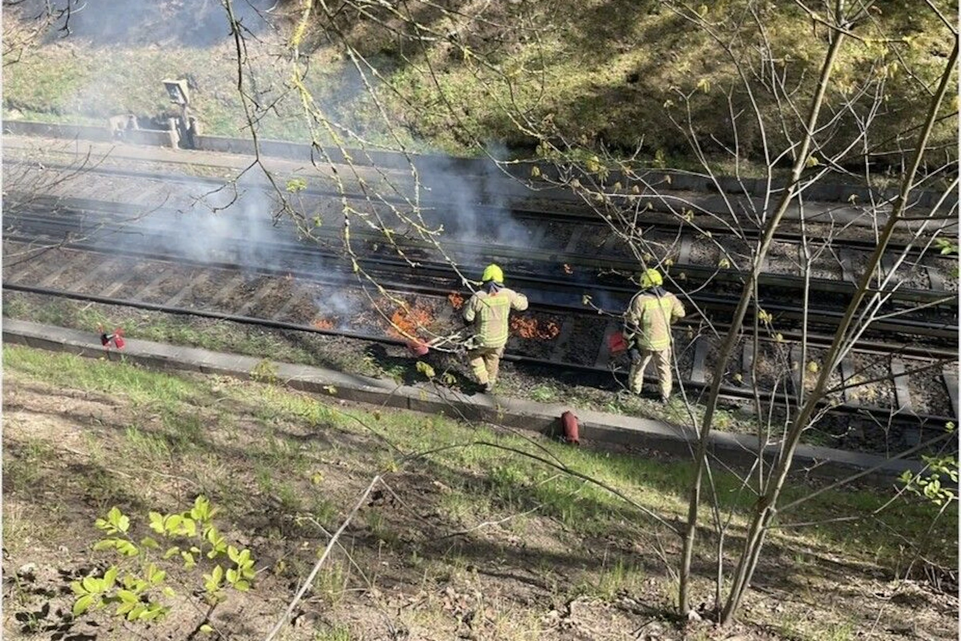 Die Berliner Feuerwehr musste mit 16 Kräften anrücken, weil es im Gleisbereich der U3 gebrannt hat.