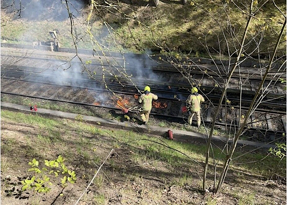 Die Berliner Feuerwehr musste mit 16 Kräften anrücken, weil es im Gleisbereich der U3 gebrannt hat.