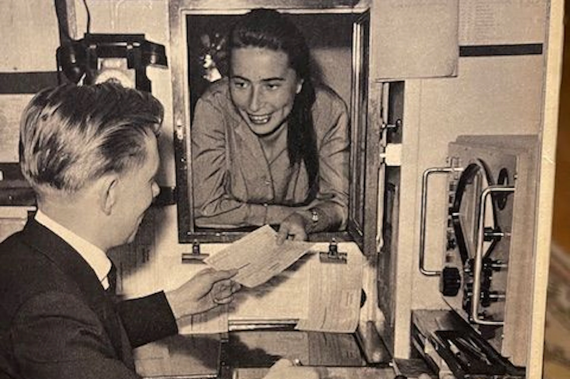 Jeder Passagier hat Gelegenheit, seine Angehörigen von Bord telegrafisch zu grüßen.