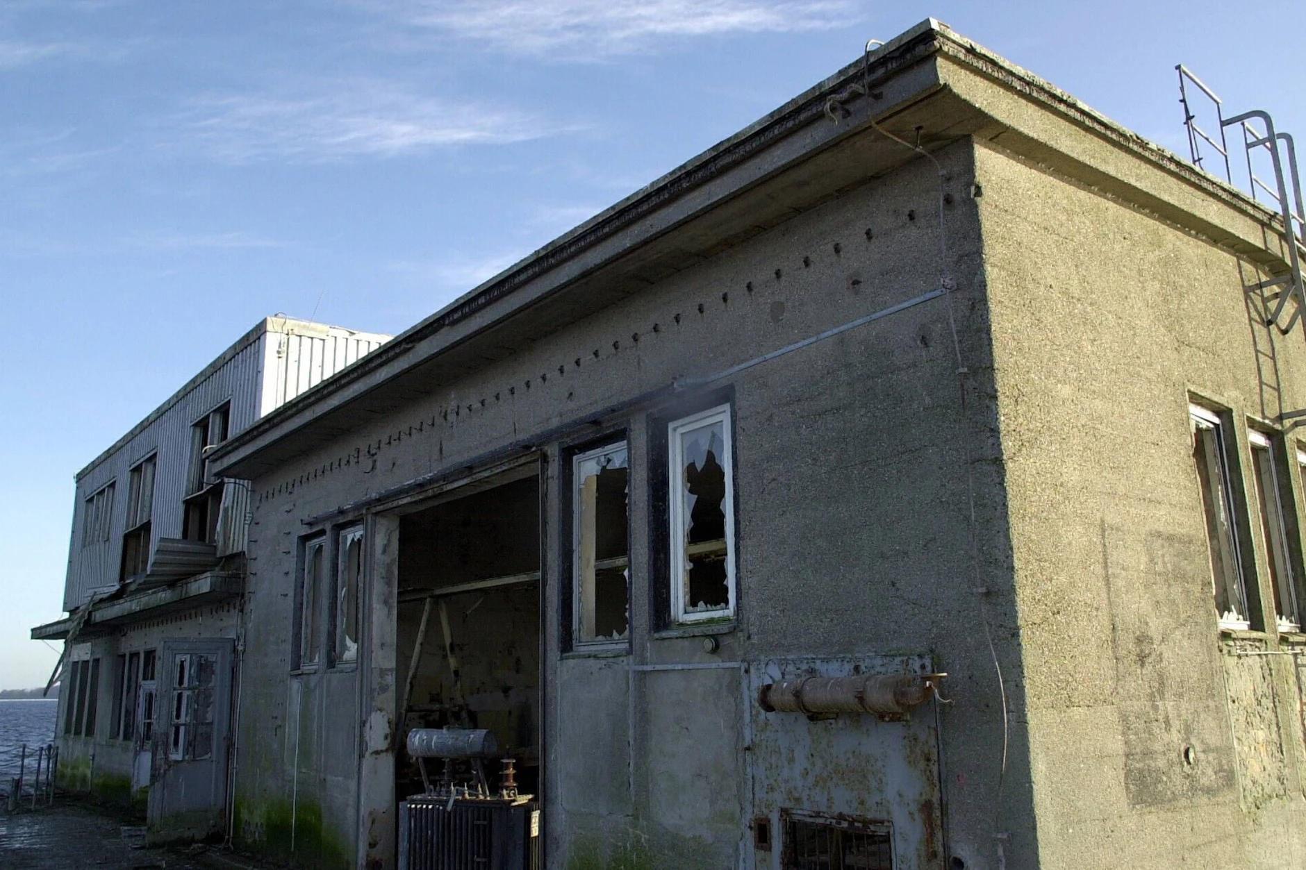 Die DDR-Militäranlage im Greifswalder Bodden ist komplett marode, zerstört durch Wind und Wetter, Vogelkot und Vandalismus.
