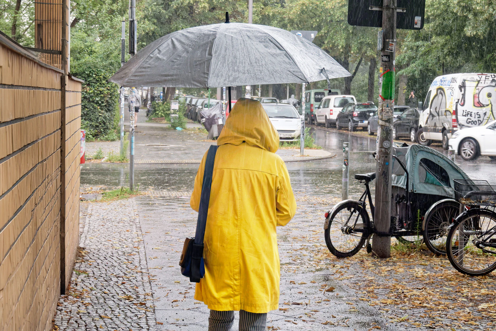 Am Wochenende gehören in vielen Regionen in Deutschland Regenjacke und Schirm zum Outfit: Es kann punktuell Starkregen und Gewitter geben!