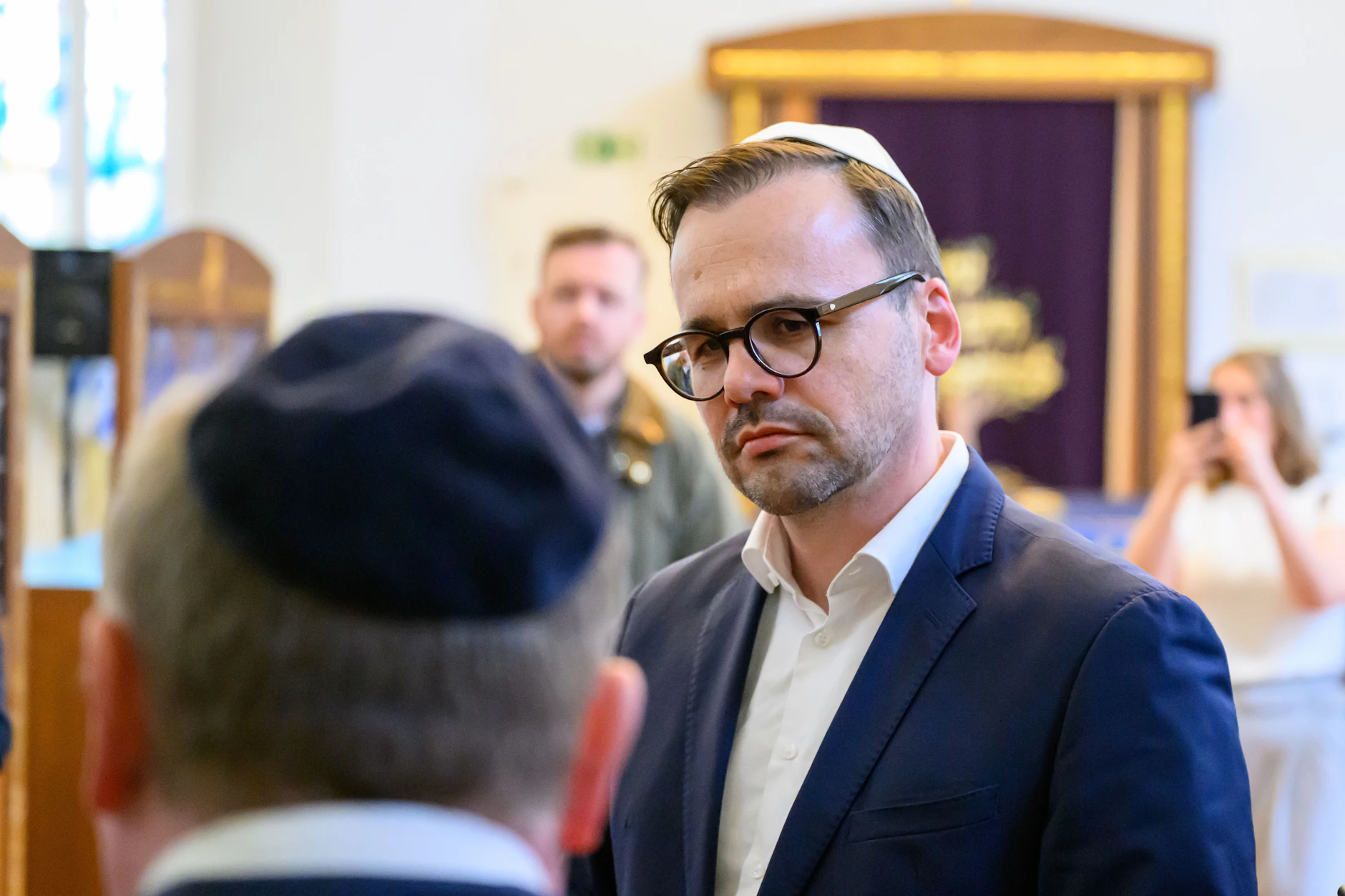 Jan Redmann (CDU), Brandenburgs Innenminister, in der Synagoge der Jüdischen Gemeinde in Cottbus