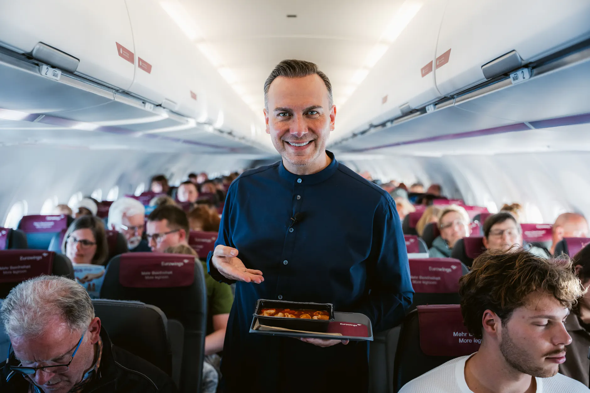 Berlins Sternekoch Tim Raue entwickelte eine besondere Currywurst für Eurowings.