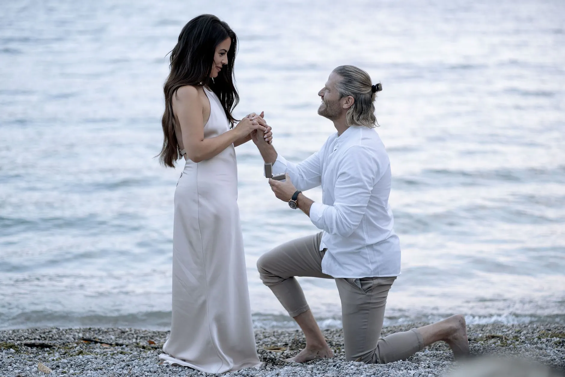 Hier macht Paul Janke Anna Victoria bei einem Fotoshooting einen Heiratsantrag.