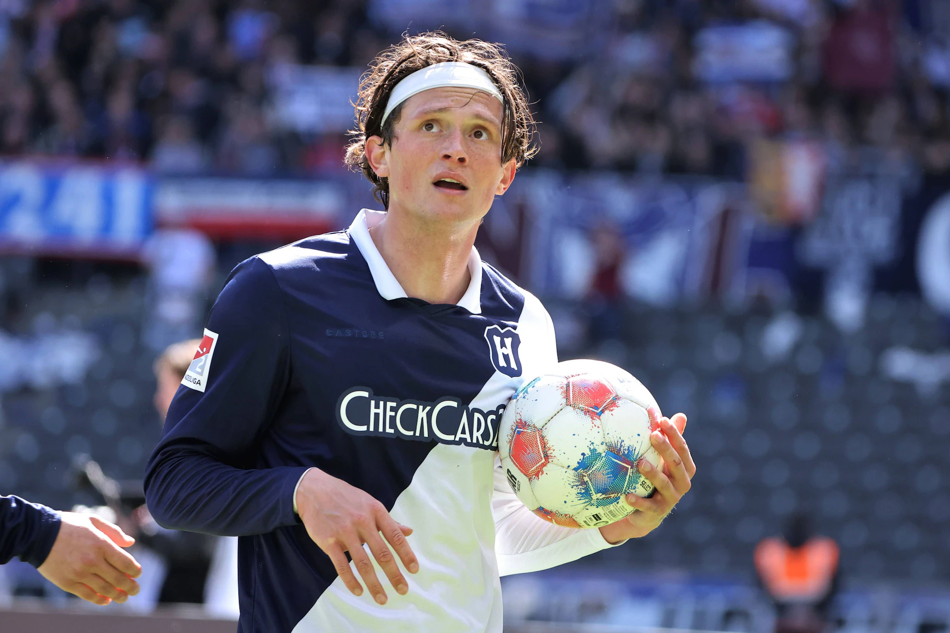 Fabian Reese schaut nachdenklich in die Zukunft. Bleibt er weiter bei Hertha BSC oder wechselt er den Verein.