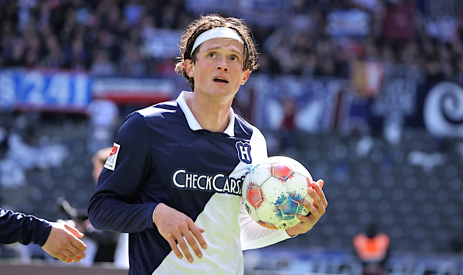 Fabian Reese schaut nachdenklich in die Zukunft. Bleibt er weiter bei Hertha BSC oder wechselt er den Verein.