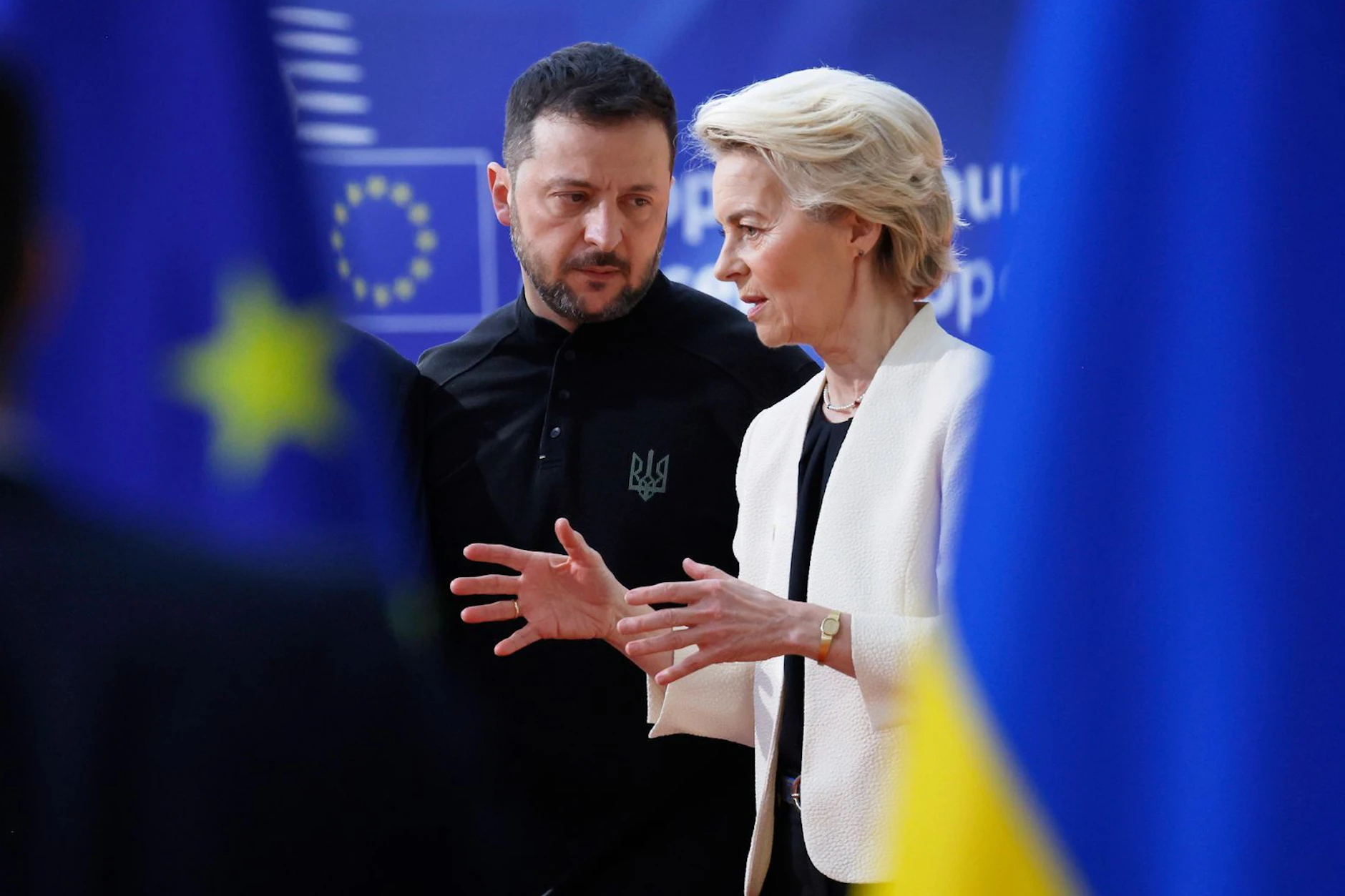 Die Präsidentin der Europäischen Kommission, Ursula von der Leyen (r), spricht mit dem ukrainischen Präsidenten Wolodymyr Selenskyj