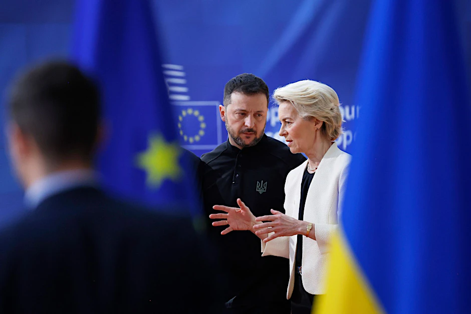 Die Präsidentin der Europäischen Kommission, Ursula von der Leyen (r), spricht mit dem ukrainischen Präsidenten Wolodymyr Selenskyj