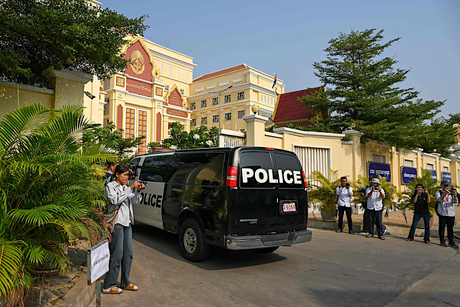 Ein Polizeiauto bringt den früheren CNRP-Oppositionsführer Kem Sokha zum Berufungsgericht in Phnom Penh.