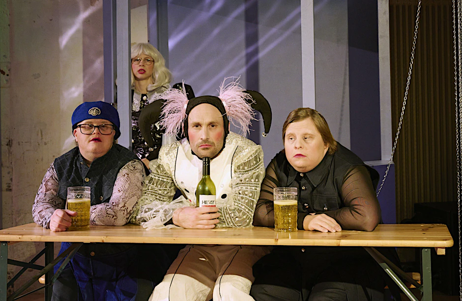 Bierpause im Liebesrausch: „Was ihr Wollt“ im Rambazamba. Szene mit Tobias Kreßmann, Eva Fuchs, Elias Arens und Sascha Perthel (v.l.n.r.)
