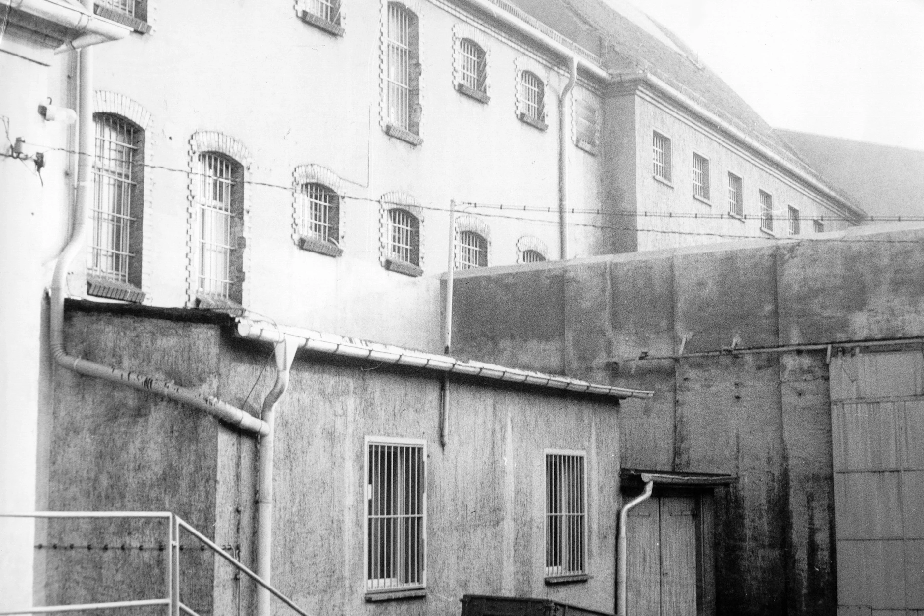 Die einzige geschlossene Disziplinierungseinrichtung der DDR glich einer Haftanstalt mit Mauern, Wachtürmen, vergitterten Fenstern und Arrestzellen.