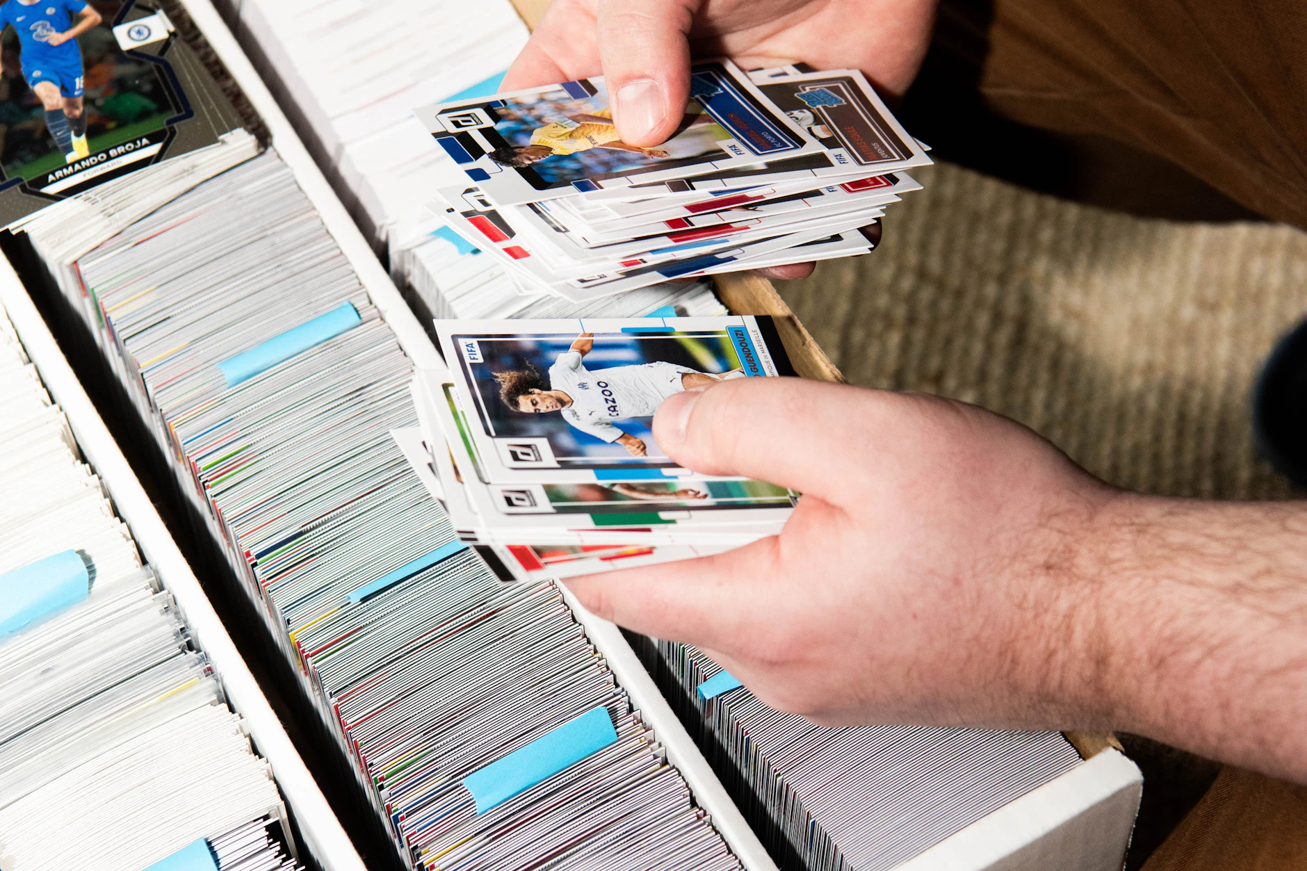 Mathias Keller überlegt, ob er einen Mitarbeiter einstellt. So gut läuft das Geschäft mit den Trading Cards.
