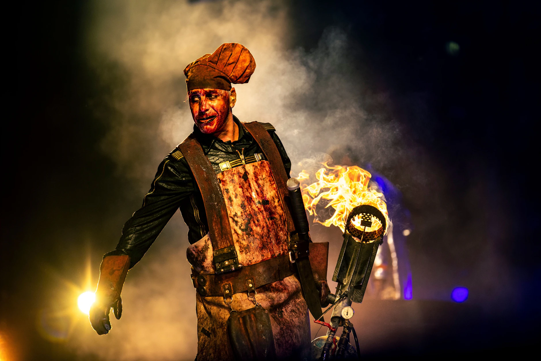 Till Lindemann, Frontmann von Rammstein, auf der Bühne mit einem Flammenwerfer. Geht die Band 2027 wieder auf Tour?