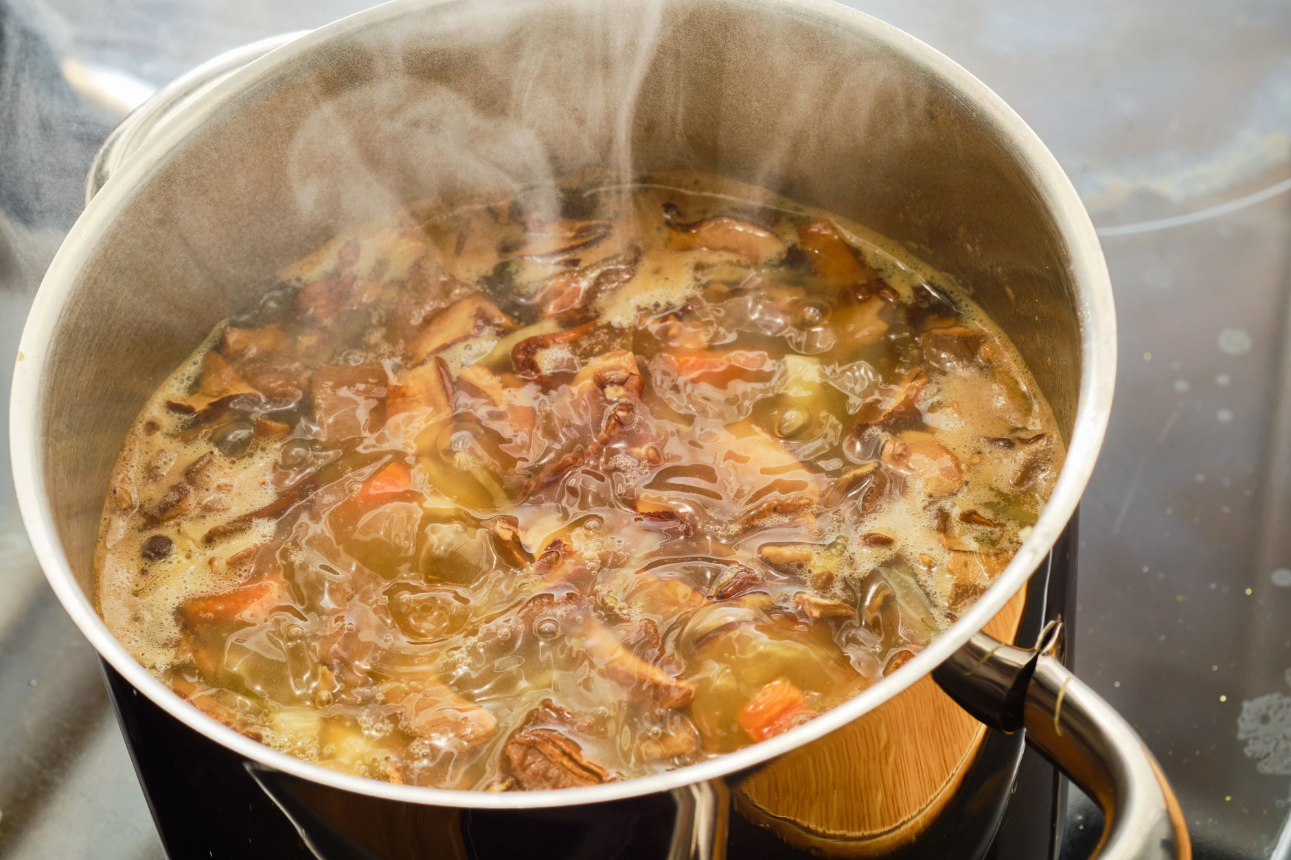 Die böhmische Kartoffelsuppe muss in einem großen Topf eine Weile kochen. Dann verbinden sich die Aromen zu einem wahren Geschmacksfeuerwerk.
